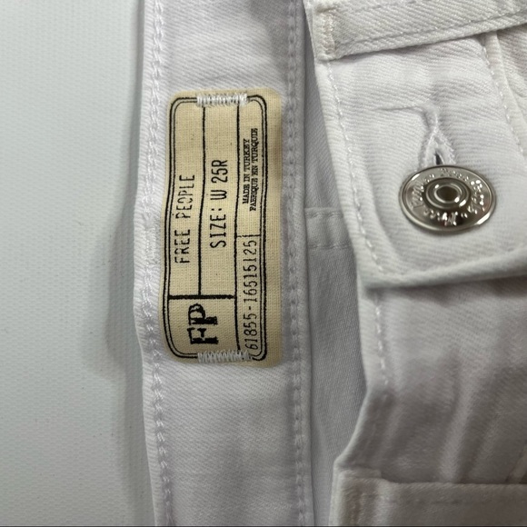 3) NWT Free People White Denim Busted Knee Distressed Skinny 9” Jeans Size 26 - Picture 6 of 15